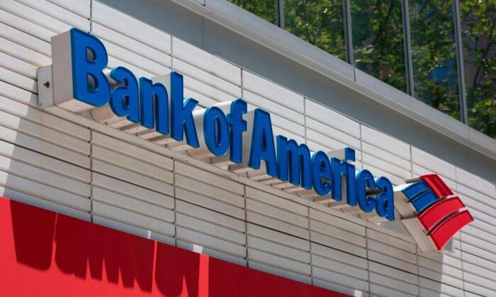 El logotipo de Bank of America se aprecia afuera de una sucursal en Washington, el 9 de julio de 2019. (Alastair Pike/AP/Getty Images)