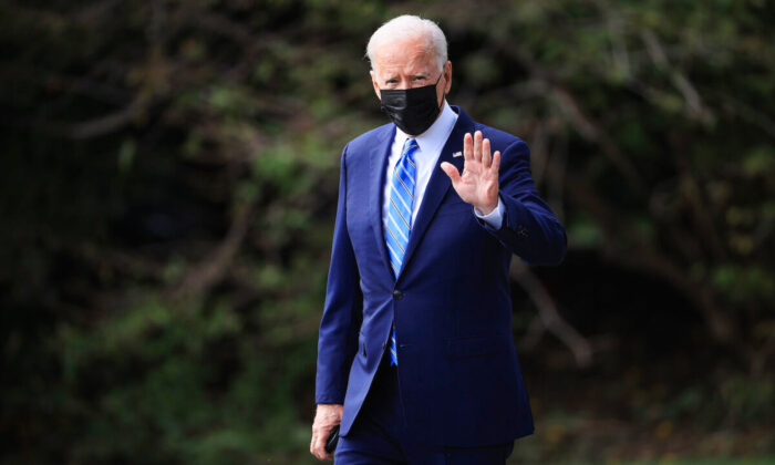 El presidente de EE.UU., Joe Biden, camina por el jardín sur al salir de la Casa Blanca el 7 de octubre de 2021, en Washington, DC. Biden viajaba a la zona de Chicago para promover su programa Build Back Better, al tiempo que animaba a los empresarios a vacunar a sus empleados. (Chip Somodevilla/Getty Images)