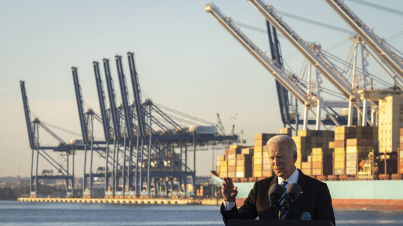 El presidente de los Estados Unidos, Joe Biden, habla sobre la Ley de Empleos e Inversión en Infraestructura de $1.2 billones recientemente aprobada en el Puerto de Baltimore el 10 de noviembre de 2021 en Baltimore, Maryland. (Drew Angerer/Getty Images)