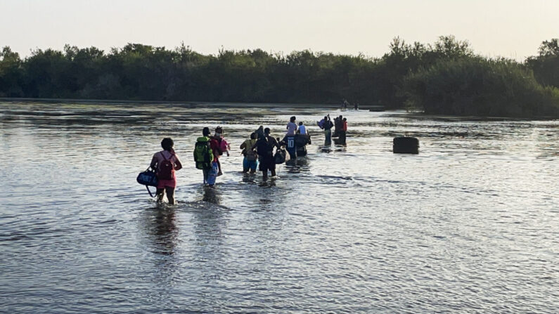 Un grupo de inmigrantes ilegales cruza el río Grande desde Acuña, México, hasta Del Río, Texas, el 25 de julio de 2021. (Charlotte Cuthbertson/The Epoch Times)