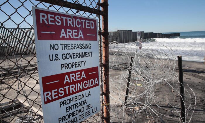 En esta foto de 2019, se ven las barreras entre Estados Unidos y México donde la frontera entre los dos países se encuentra con el Océano Pacífico en el Parque Estatal Border Field, en San Diego, California. (Scott Olson/Getty Images)