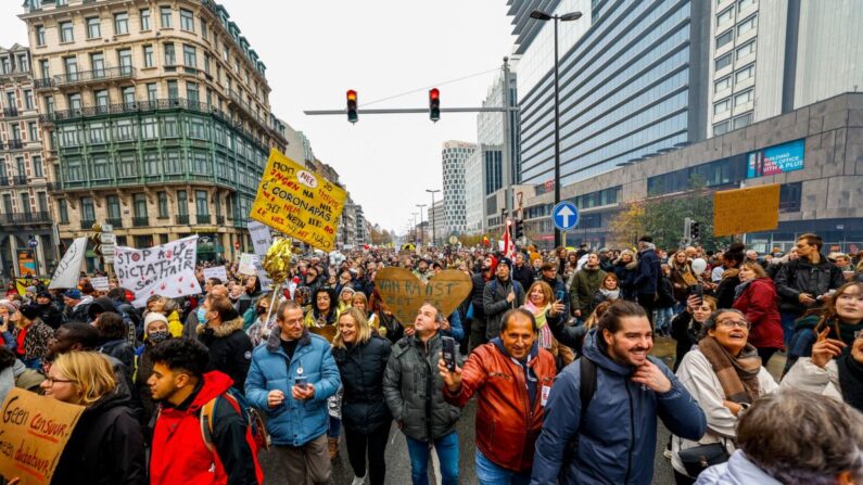 Un grupo de personas participa en una manifestación contra las medidas de COVID-19, entre ellas el pase sanitario del país, en Bruselas, Bélgica, el 21 de noviembre de 2021. (Hadrien Dure/Belga Mag/AFP vía Getty Images)