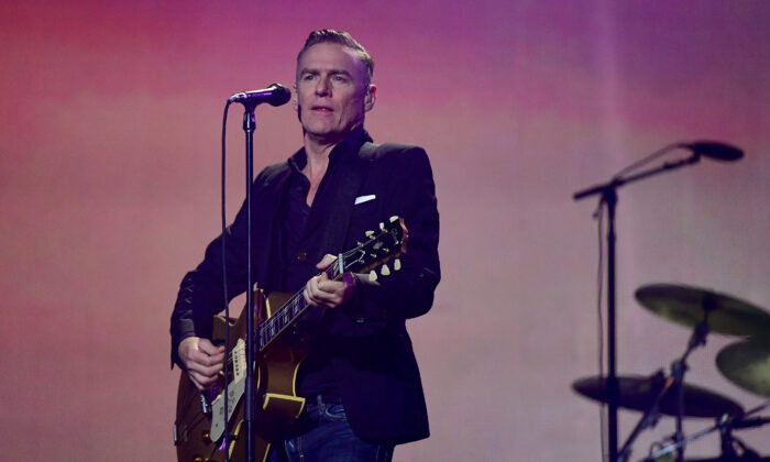 El cantautor Bryan Adams actúa durante la ceremonia de clausura de los Juegos Invictus 2017 en el Air Canada Centre de Toronto el 30 de septiembre de 2017. (Harry How/Getty Images para la Fundación de los Juegos Invictus)