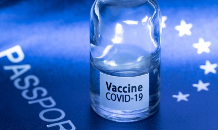 Un frasco de vacuna en un pasaporte europeo en París, Francia, el 3 de marzo de 2021. (Joel Saget/AFP vía Getty Images)