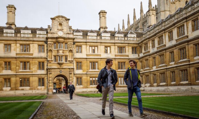 Estudiantes caminan por la Universidad de Cambridge, en Cambridge, Inglaterra, el 14 de marzo de 2018. (Tolga Akmen/AFP a través de Getty Images)