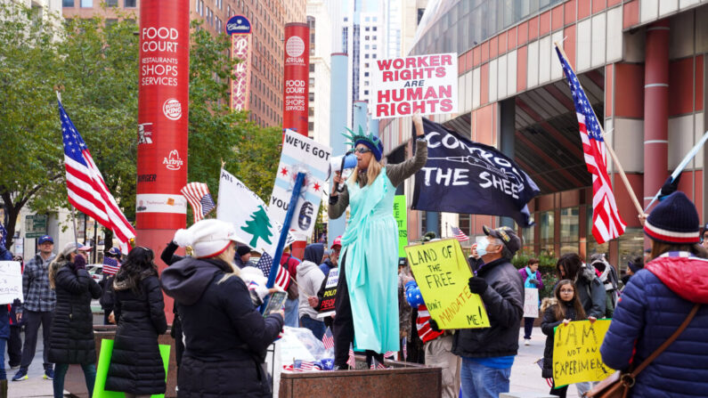 Cientos de habitantes de Chicago protestan contra la orden de vacunación de la ciudad en una manifestación frente al Centro James R. Thompson en el centro de Chicago, Illinois, el 3 de noviembre de 2021. (Cara Ding/Epoch Times)