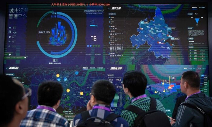 Visitantes miran un programa de IA (Inteligencia Artificial) de seguridad en una pantalla en la 14a Exposición Internacional de China sobre Seguridad Pública y Seguridad, en el Centro Internacional de Exposiciones de China, en Beijing, el 24 de octubre de 2018. (NICOLAS ASFOURI/AFP a través de Getty Images)