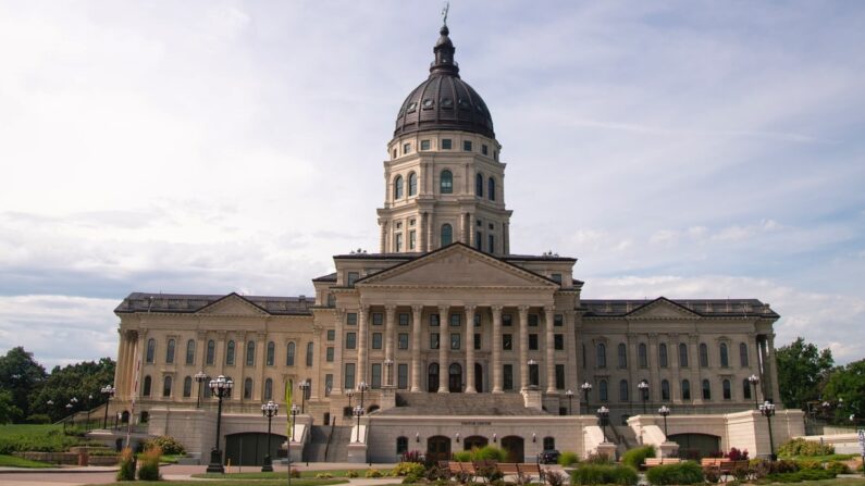 El Capitolio del estado de Kansas. (Megan Burns en Unsplash)