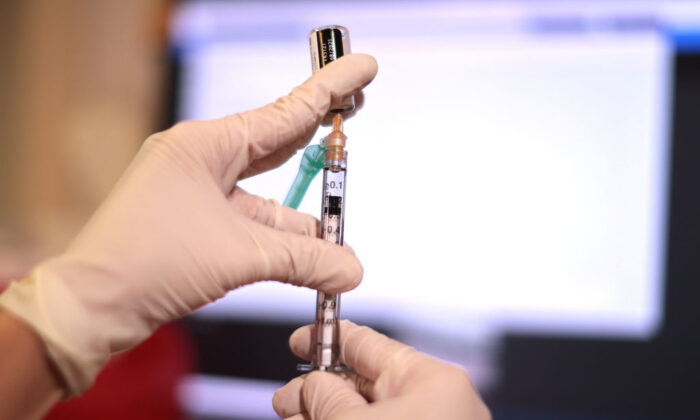 Un farmacéutico prepara una dosis de la vacuna COVID-19 en Annandale, Virginia, el 4 de noviembre de 2021. (Chip Somodevilla/Getty Images)