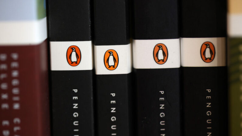 El logo de Penguin es visible en los lomos de los libros expuestos en una estantería de Book Passage en Corte Madera, California, el 2 de noviembre de 2021. (Justin Sullivan/Getty Images)