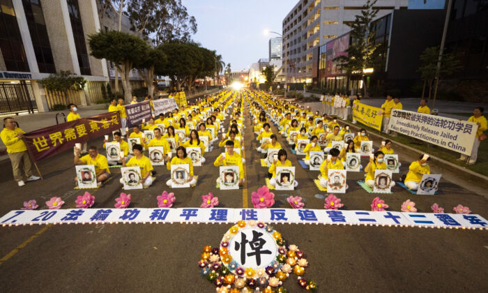 Centenares de practicantes de Falun Gong en Los Ángeles (California) el 18 de julio de 2021, en una vigilia para conmemorar el 22º aniversario del inicio de la persecución que sufren en China. (Cortesía de Debora Cheng)