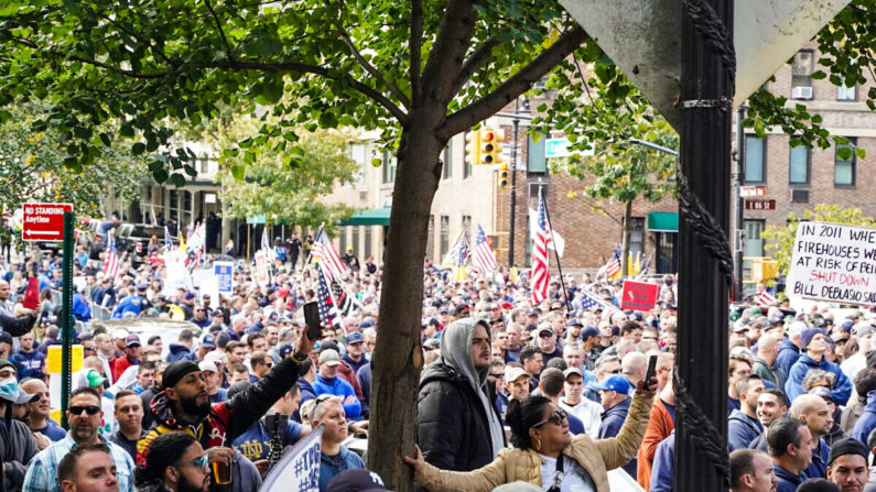 Los bomberos se manifiestan contra las órdenes de vacunación frente a la residencia del alcalde Bill de Blasio en Manhattan, Nueva York, el 28 de octubre de 2021. (Enrico Trigoso/The Epoch Times)