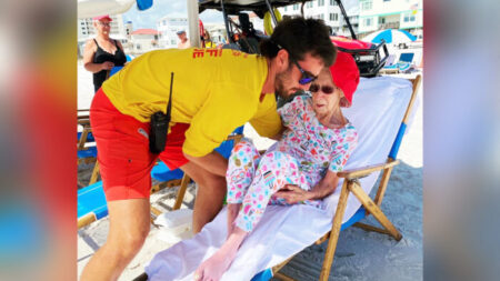 Socorristas ayudan a mujer de 95 años que no podía caminar, a disfrutar del mar en sus vacaciones
