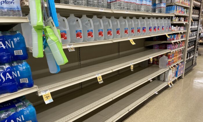 Estantes vacíos reciben a un cliente en una tienda de comestibles Safeway en Williams, Arizona, el 26 de septiembre de 2021. (Allan Stein/Epoch Times)