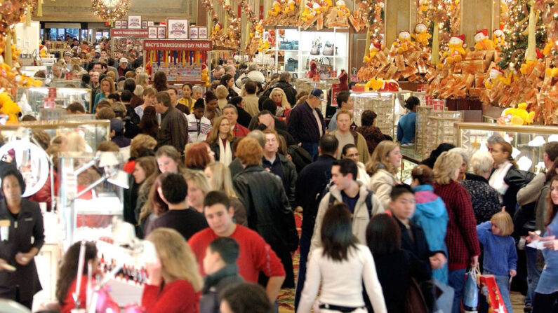 Los compradores llenan los pasillos de los grandes almacenes Macy's en Nueva York el 28 de noviembre de 2003. (Stephen Chernin/Getty Images)
