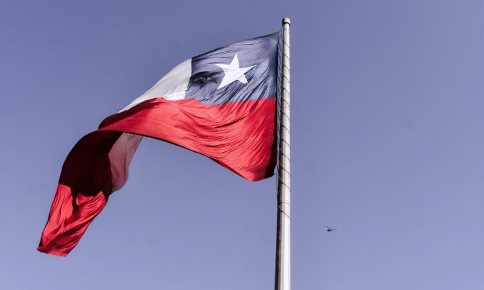La bandera de Chile. La nación sudamericana acudirá a votar este domingo 21 de noviembre de 2021. (Elias Almaguer/Unsplash)