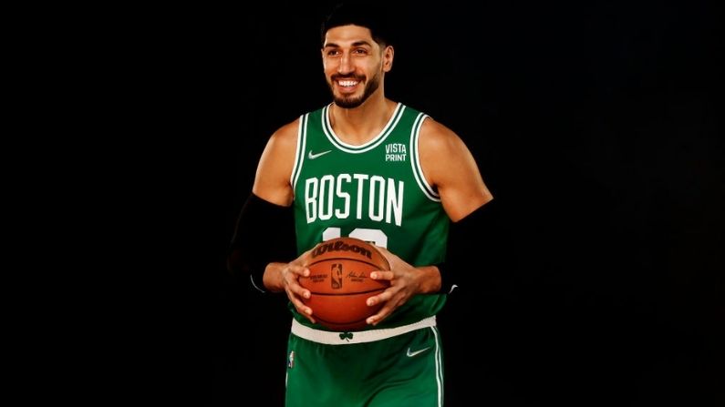 Enes Kanter #13 de los Boston Celtics posa para una foto durante el Día de los Medios en High Output Studios, el 27 de septiembre de 2021 en Canton, Massachusetts. (Omar Rawlings/Getty Images)