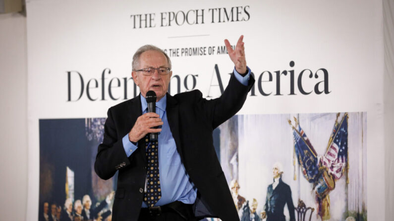 Alan Dershowitz habla en el evento de The Epoch Times 'Defending the Constitution' en la ciudad de Nueva York, el 19 de julio de 2021. (Samira Bouaou/The Epoch Times)