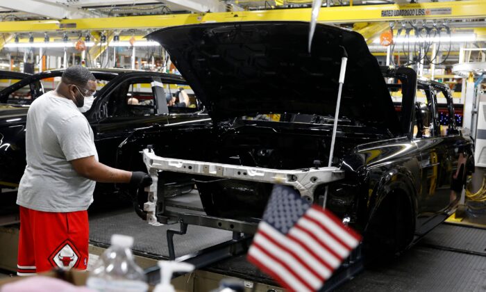 Un trabajador monta el Ford Bronco 2021 de Ford Motor Company en la línea de su planta de montaje de Michigan en Wayne (Michigan) el 14 de junio. (Jeff Kowalsky/AFP vía Getty Images)