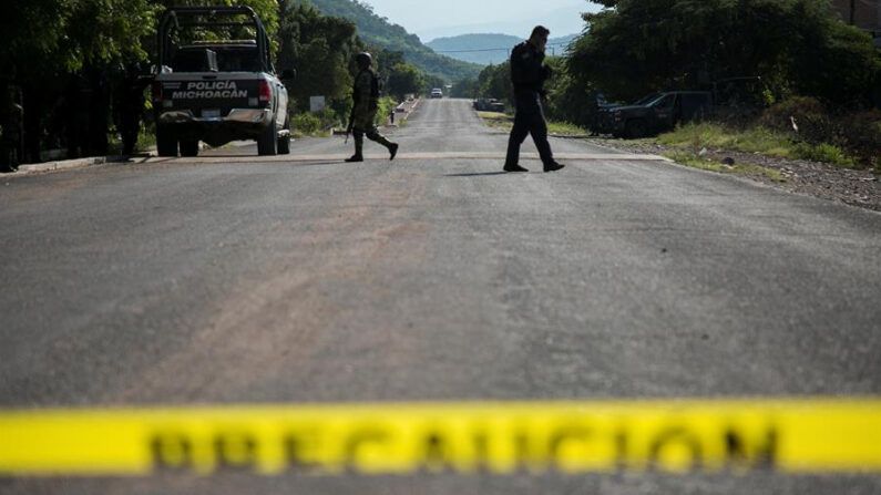 Los cadáveres fueron encontrados separados entre sí con escasos centímetros y acostados en un predio rural ubicado a orillas de la carretera estatal que une los poblados indígenas purépechas denominados como Tarecuato y Los Úcares (México). EFE/ Iván Villanueva/Archivo