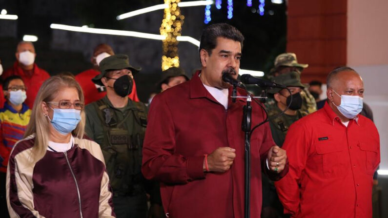 Fotografía cedida por prensa de Miraflores de Nicolás Maduro (c), mientras ofrece un mensaje al país el lunes 22 de noviembre de 2021, en Caracas (Venezuela). EFE/ Prensa De Miraflores