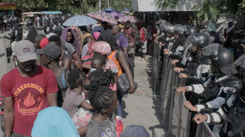 Migrantes hacen fila para ingresar a un autobús, en el municipio de Huixtla, estado de Chiapas (México). EFE/Juan Manuel Blanco