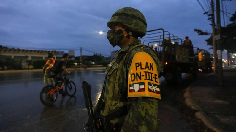 Fotografía de archivo que muestra a elementos del ejército mexicano patrullando las calles de la ciudad de Cancún en el estado de Quintana Roo (México). EFE/Alonso Cupul
