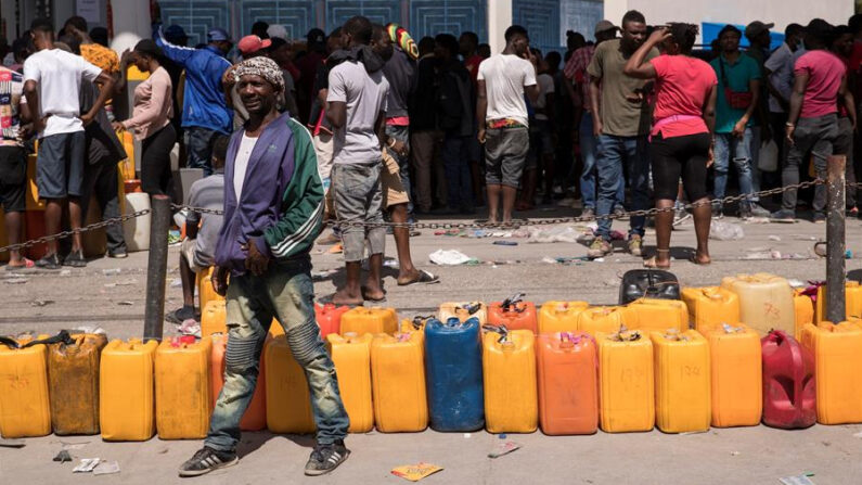 Decenas de personas esperan para conseguir gasolina en una estación, en Puerto Príncipe (Haití). EFE/ Orlando Barría