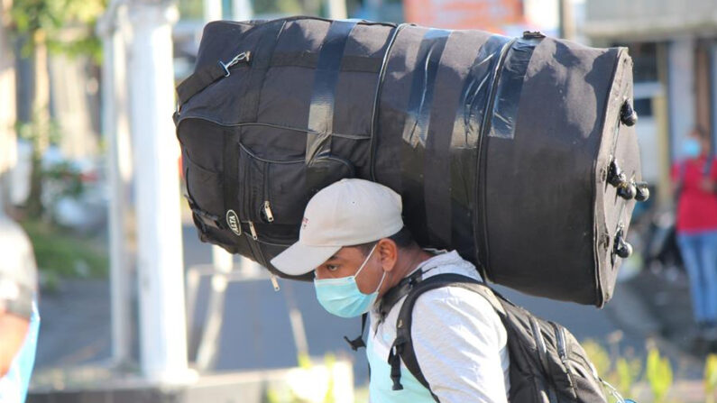 Un migrante nicaragüense carga su equipaje, en una fotografía de archivo. EFE/Marcelino Rosario