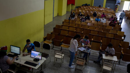 Médicos venezolanos rechazan la «insistencia» en vacunar a niños desde 2 años