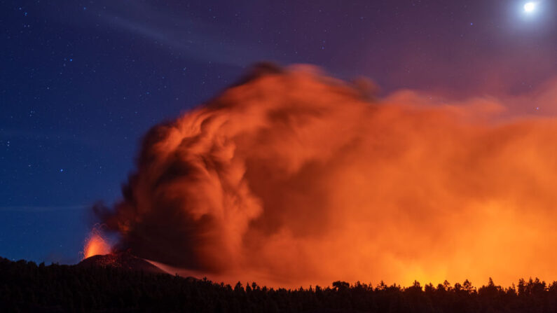 El volcán Cumbre Vieja sigue en erupción el 08 de noviembre de 2021 en La Palma, España. (Dan Kitwood/Getty Images)
