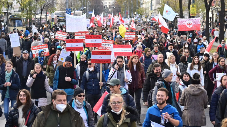 Manifestantes protestan contra las restricciones y la vacunación obligatoria contra covid-19, en la plaza Maria Theresien Platz de Viena, Austria, el 20 de noviembre de 2021. (Joe Klamar/AFP vía Getty Images)
