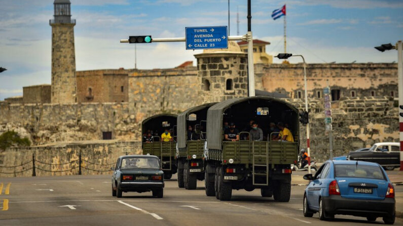Vehículos policiales circulan por la calle El Paseo del Prado en La Habana (Cuba), el 15 de noviembre de 2021. (Yamil Lage/AFP vía Getty Images)