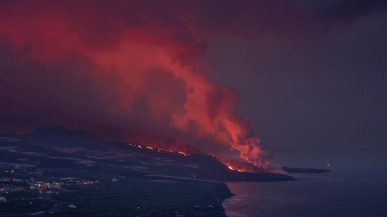 Llegada de las coladas del volcán de Cumbre Vieja al litoral (España) en foto reciente. EFE/Miguel Calero