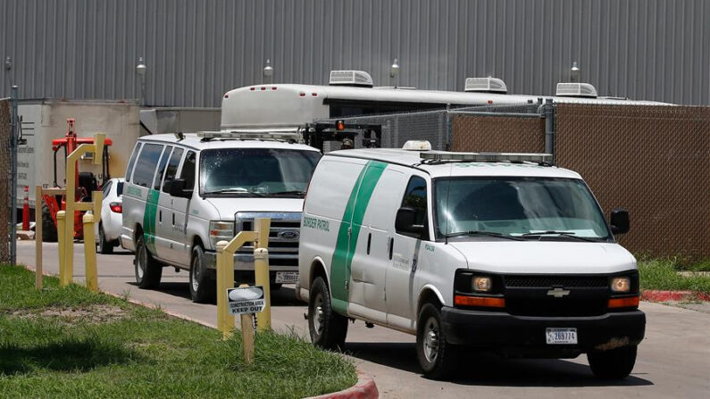 Fotografía de archivo de dos camionetas de la Patrulla Fronteriza en McAllen, Texas, (EE. UU.). EFE/Larry W. Smith
