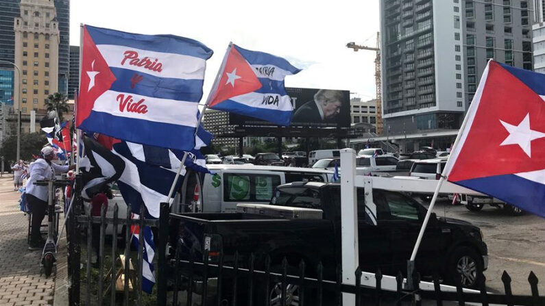 Fotografía de archivo de personas ondeando banderas cubanas con el lema "Patria y Vida" durante una marcha de apoyo a los cubanos en Miami, Florida (EE. UU). EFE/Ana Mengotti
