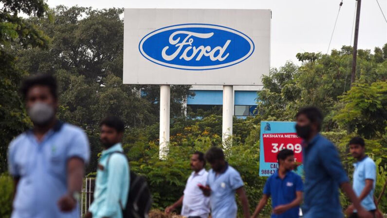 Fotografía de archivo de empleados de Ford en una planta de Estados Unidos. EFE/EPA/Idrees Mohammed