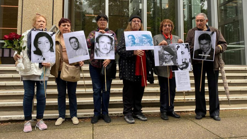 Un grupo de activistas esperaba a las afueras del tribunal federal de Sídney el fallo que ratificó la extradición de la exagente de Pinochet Adriana Rivas, requerida por Chile por el presunto secuestro agravado de siete personas en la década de 1970. EFE/Rocío Otoya