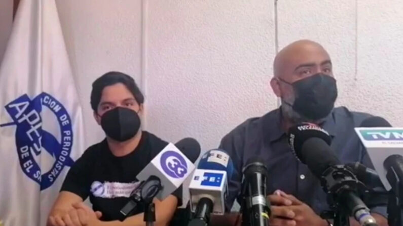 Miembros de la Asociación de Periodistas de El Salvador (APES) durante conferencia de prensa sobre posible espionaje a periodistas salvadoreños, el 24 de noviembre de 2021. (VOA)