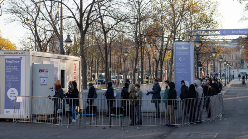 La gente hace cola en una "Impfbox" (caja de vacunación) en la plaza del Ayuntamiento en el tercer día de un bloqueo temporal a nivel nacional durante la cuarta ola de la nueva pandemia de covid-19 el 24 de noviembre de 2021 en Viena, Austria. (Thomas Kronsteiner/Getty Images)