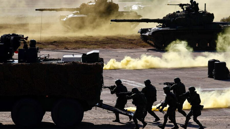 Imagen de archivo de un grupo de soldados taiwaneses durante unas maniobras militares, en la base in Hsinchu, Taiwán. (EFE/EPA/Ritche B. Tongo)