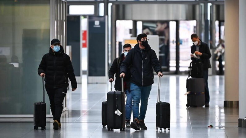 Dos pasajeros que aterrizaron el pasado 24 de noviembre en el aeropuerto de Múnich (Alemania), procedentes de Sudáfrica, fueron confirmados, mediante PCR, como infectados con la variante ómicron del covid-19, informó este sábado el Ministerio de Sanidad bávaro. EFE/EPA/Philipp Guelland