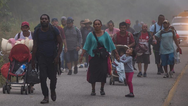 Fotografía de archivo que muestra a integrantes de la caravana migrante caminando por una carretera en el municipio de Juan Rodríguez Clara, estado de Veracruz (México). EFE/Ángel Hernández