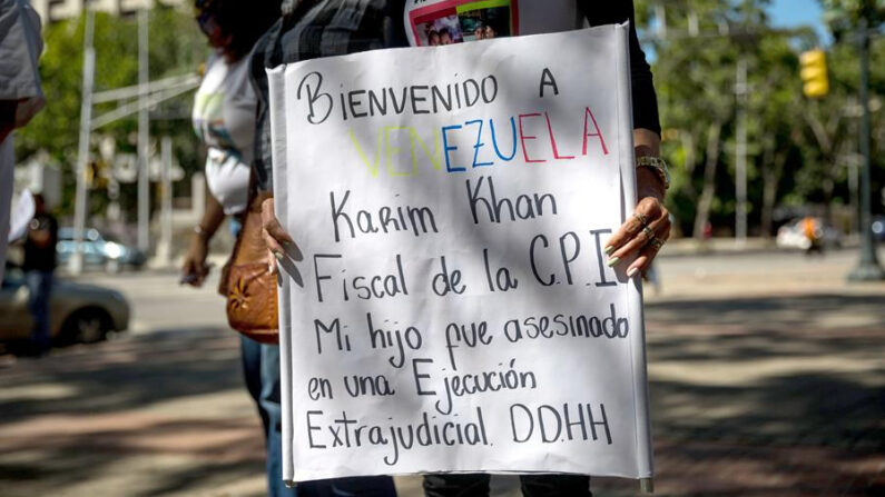 Una persona sostiene un cartel durante manifestación pacifica en Caracas (Venezuela), el 2 de noviembre de 2021. EFE/Miguel Gutiérrez