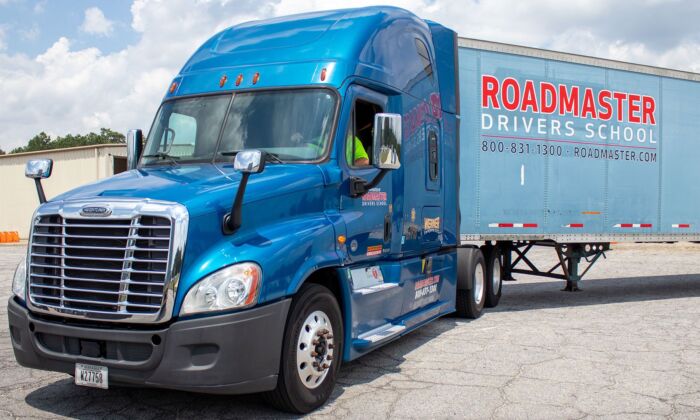 Una plataforma de la escuela de manejo de camiones Roadmaster ofrece capacitación práctica para estudiantes que buscan obtener su licencia de conducir comercial y salir a la carretera. (Foto de Roadmaster Driving School)