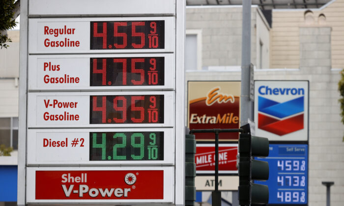 Los precios de la gasolina, cercanos a los USD 5.00 el galón, se muestran en las estaciones de Chevron y Shell, en San Francisco, California, el 12 de julio de 2021. (Justin Sullivan/Getty Images)