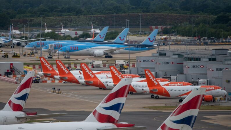 Aviones de British Airlines, EasyJet y TUI aparecen en el aeropuerto de Londres Gatwick el 9 de junio de 2020. (Chris J Ratcliffe/Getty Images)
