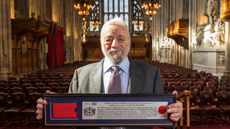 El compositor y letrista Stephen Sondheim recibe la Libertad de la Ciudad de Londres por la Corporación de la Ciudad de Londres en reconocimiento a su destacada contribución al teatro musical en The Guildhall el 27 de septiembre de 2018 en Londres, Inglaterra. (Tim P. Whitby/Getty Images)