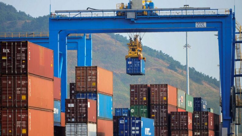 Esta foto tomada el 24 de octubre de 2018 muestra una grúa cargando y levantando contenedores en un muelle de carga automatizado en Qingdao, en la provincia oriental china de Shandong. (STR/AFP vía Getty Images)