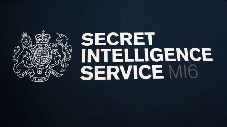 Un cartel del Servicio Secreto de Inteligencia en la entrada del Teatro Buchanan antes de un discurso de Alex Younger, Jefe del Servicio Secreto de Inteligencia - conocido como MI6 en la Universidad de St Andrews el 3 de diciembre de 2018 en Glenrothes, Escocia. (Andrew Milligan - WPA Pool/Getty Images)